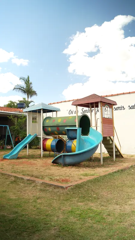 Parquinho no pátio da creche