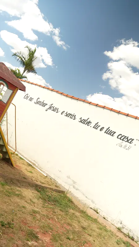 Muro da creche com versículo pintado