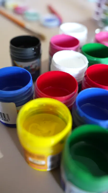 Potes de tinta coloridos para atividade