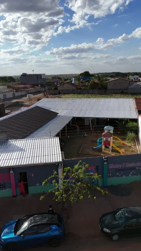 Vista aérea da creche no bairro