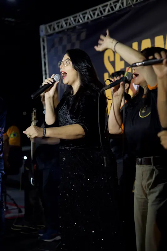 Cantoras louvando no palco