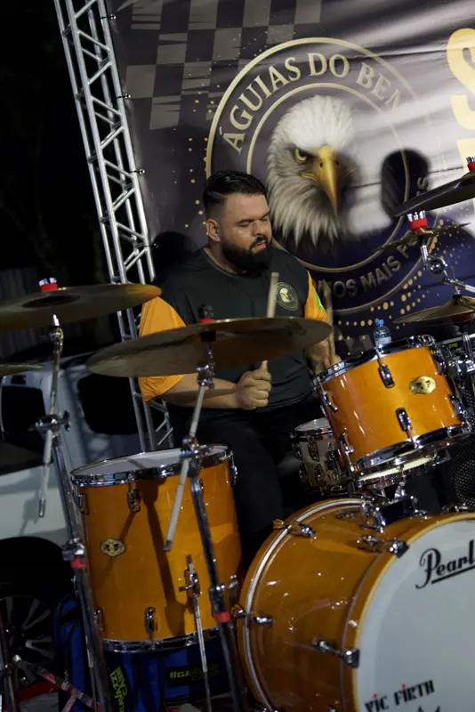 Baterista tocando no palco