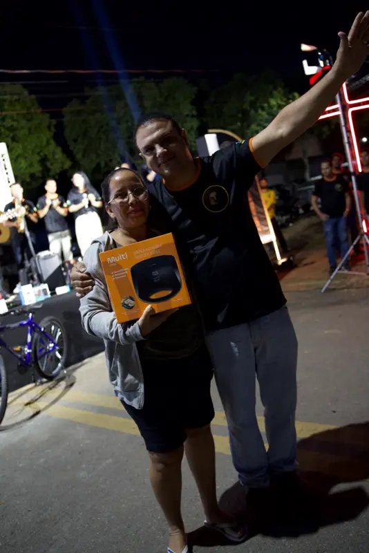 Entrega de presente a uma participante adulta