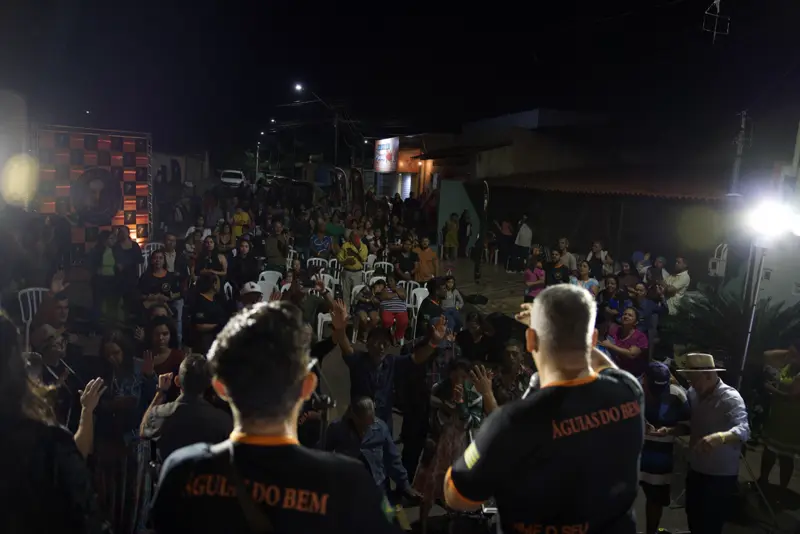 Voluntários de costas diante do público