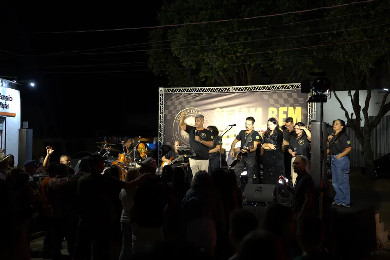Banda no palco diante do público à noite