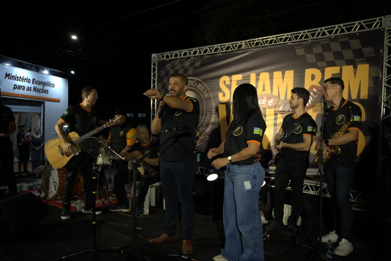 Equipe do grupo Águias do Bem no palco