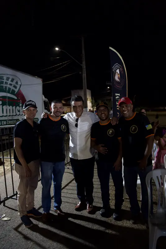 Equipe reunida no palco