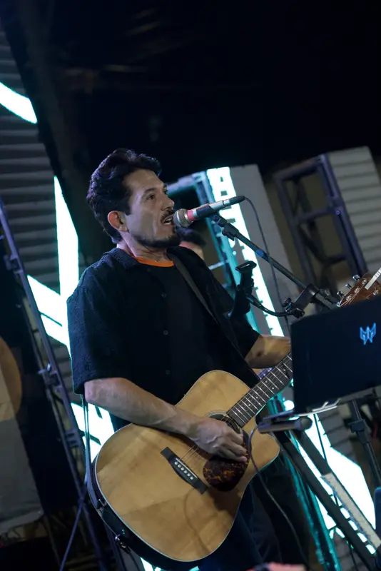 Músico com violão no louvor