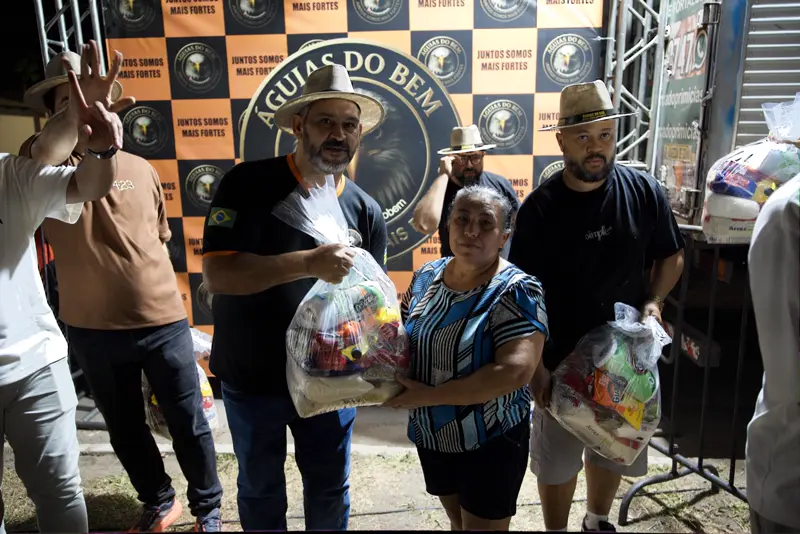 Entrega de sacola de doação
