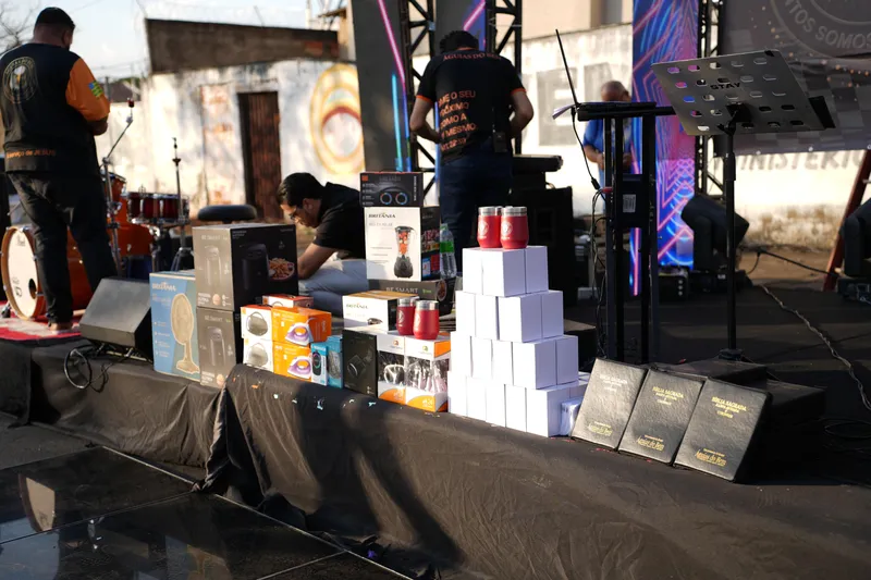 Prêmios e doações organizados no palco antes do evento