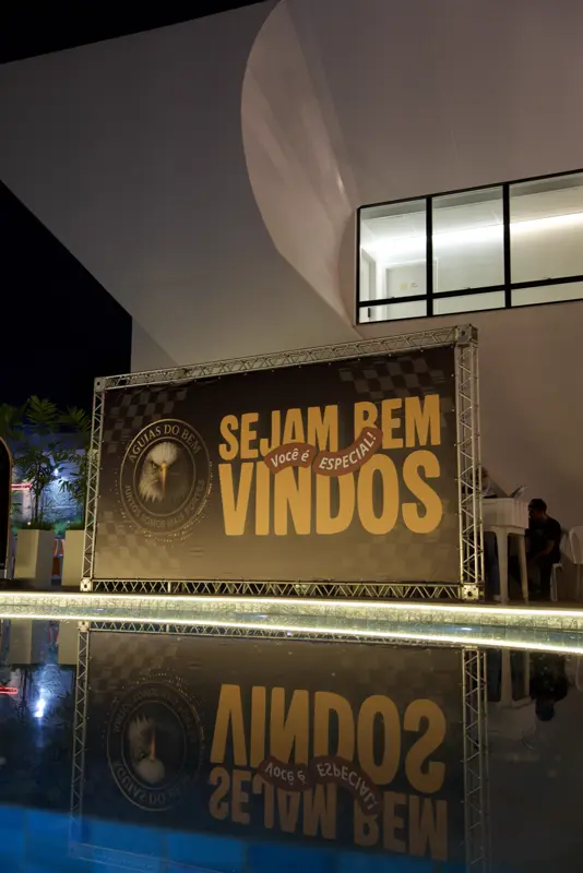 Banner de boas-vindas refletido na piscina
