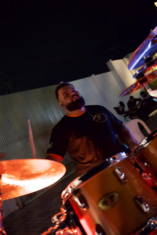 Baterista tocando durante o evento