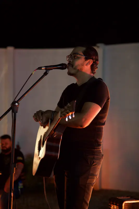 Músico cantando com violão