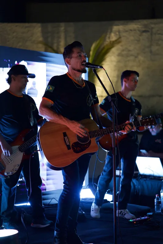 Banda tocando no palco do evento