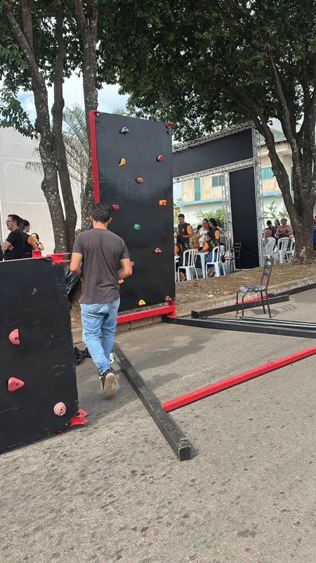 Rua arborizada com brinquedos montados para a festa