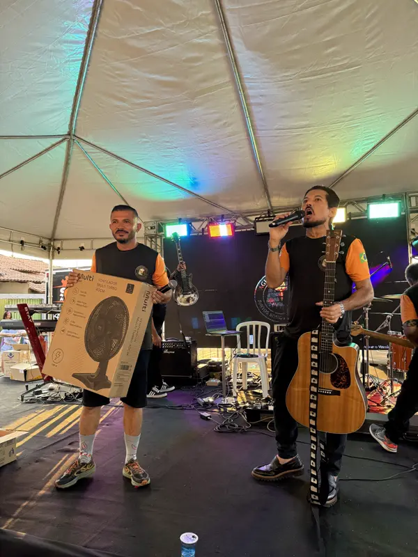 Músicos se apresentando no palco da festa