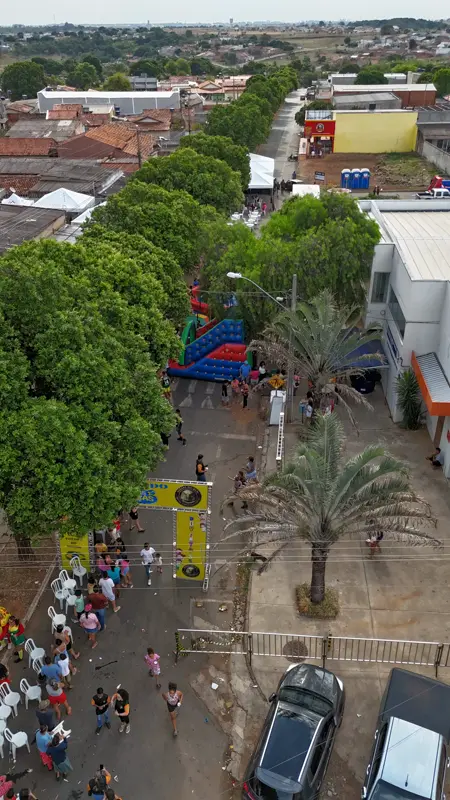 Vista aérea dos brinquedos infláveis na rua