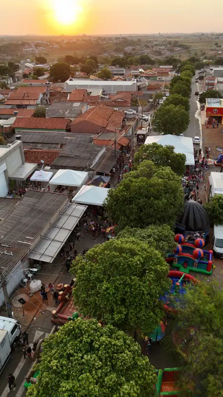 Pôr do sol sobre o bairro no dia da festa