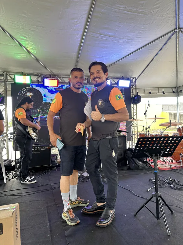 Voluntários no palco da festa antes da apresentação