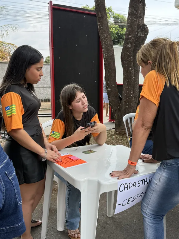 Voluntárias organizando o cadastro das cestas