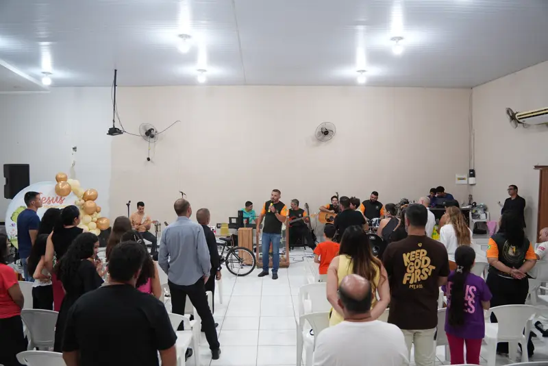 Público reunido no salão da igreja durante o encontro