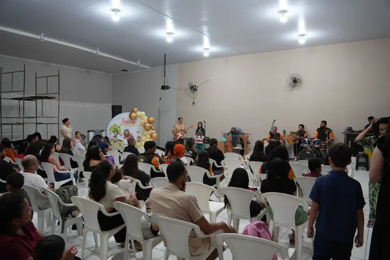 Plateia sentada no salão da igreja