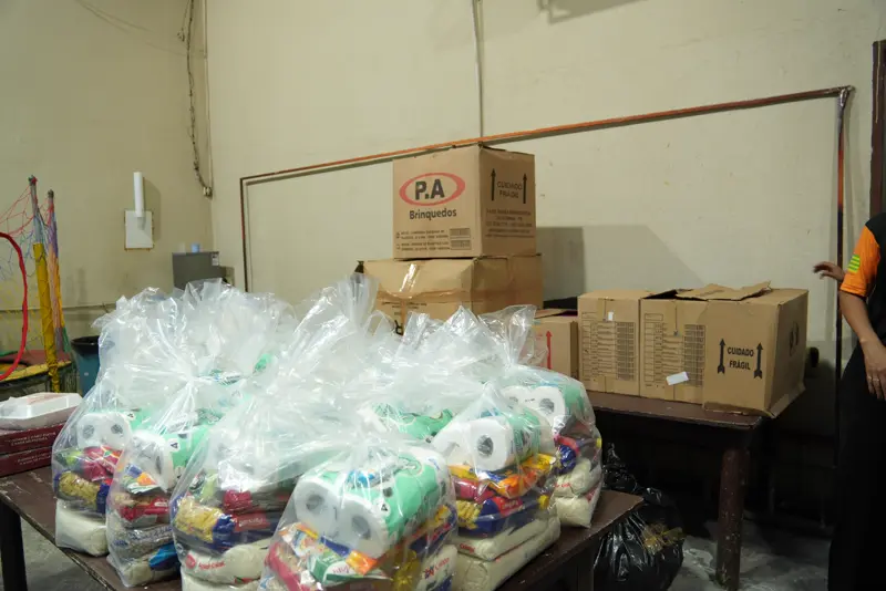 Kits de alimentos embalados sobre uma mesa