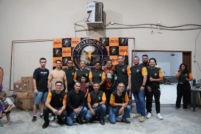 Voluntários das Águias do Bem reunidos para foto de grupo