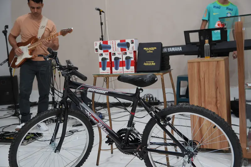 Bicicleta no palco com músico tocando guitarra ao fundo