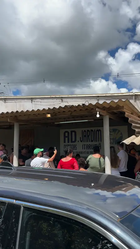 Pessoas reunidas na frente de uma igreja