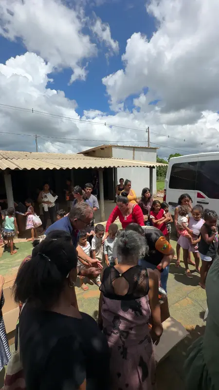 Moradores reunidos durante a ação social