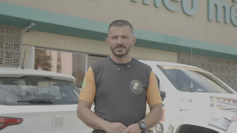 Voluntário em frente à clínica