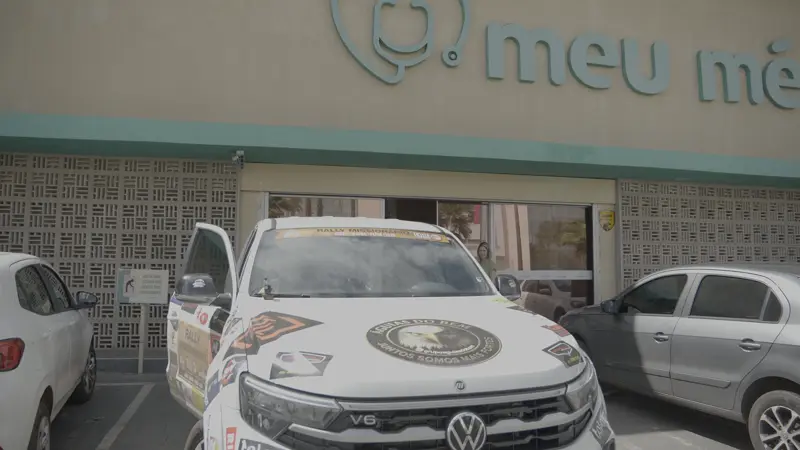 Carro do grupo diante da clínica