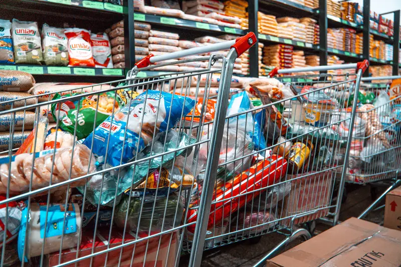Carrinhos lotados de compras no corredor do supermercado
