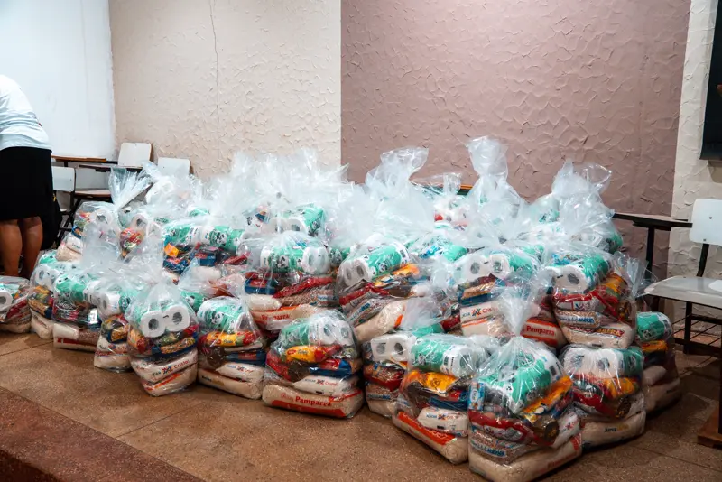 Sacolas de alimentos prontas para entrega reunidas em um salão