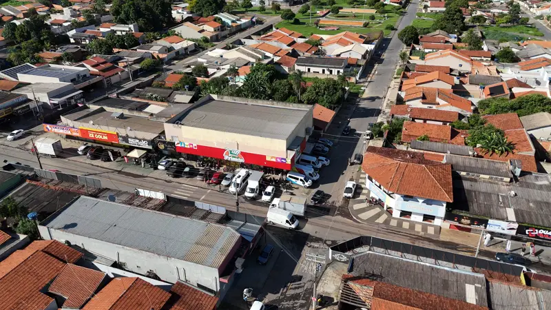 Vista aérea de um supermercado e das ruas do bairro