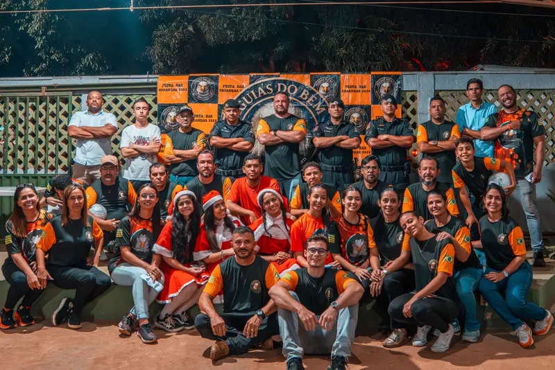 Foto de grupo dos voluntários diante do banner do grupo Águias do Bem