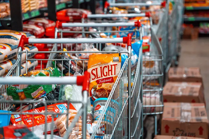 Carrinhos de compras cheios enfileirados no supermercado