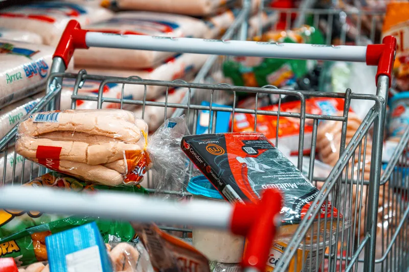 Detalhe de carrinho com alimentos para as cestas de Natal