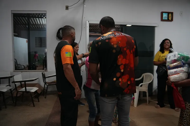 Voluntários do grupo Águias do Bem conversam com família no salão