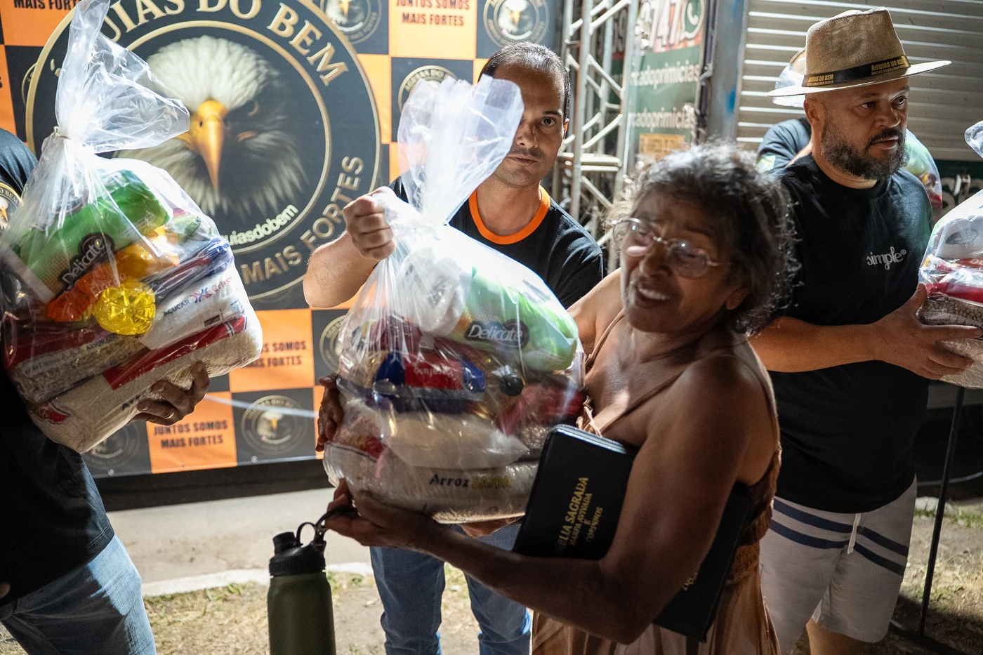 Entrega de cesta básica na Segunda Cruzada.